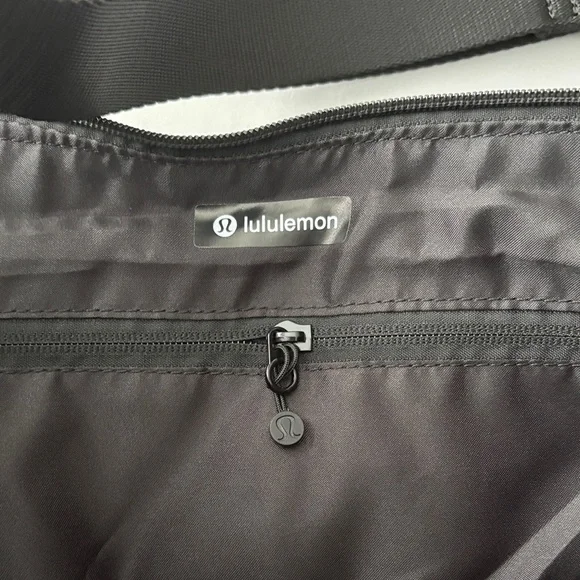 Lululemon slouchy sling bag LARGE 13L NWT - Picture 5 of 6